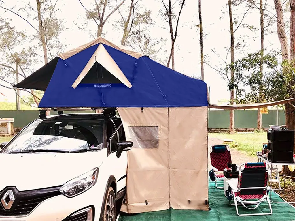 Barraca de teto Top Camp azul aberta sobre um carro branco, com toldo lateral
