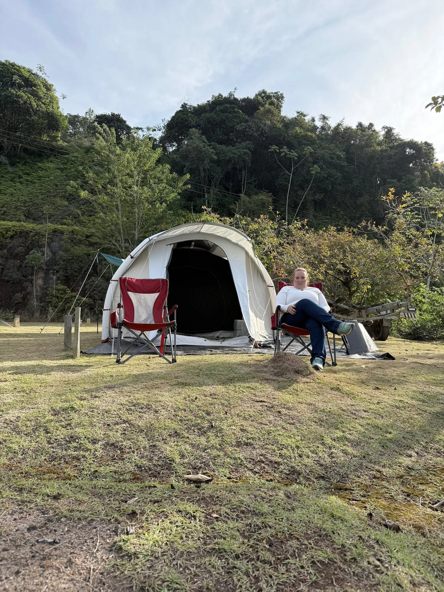 Barraca inflável Quechua montada em um gramado, com cadeiras de camping na frente