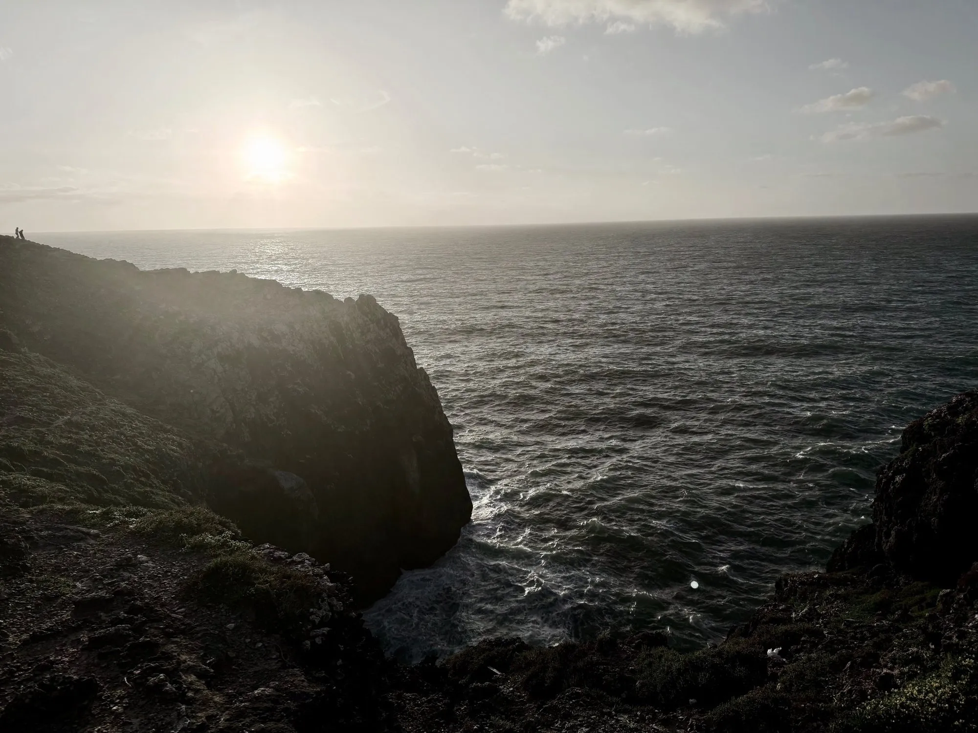 Sol baixo sobre o Atlântico visto das falésias do Cabo de São Vicente