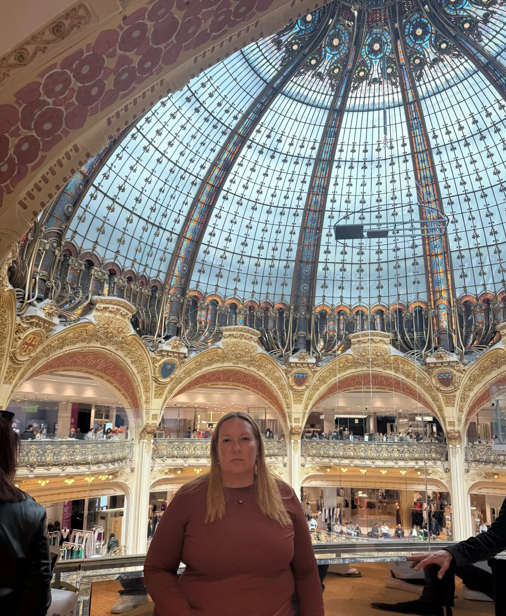 Dérica sob a cúpula de vitral das Galeries Lafayette, em Paris