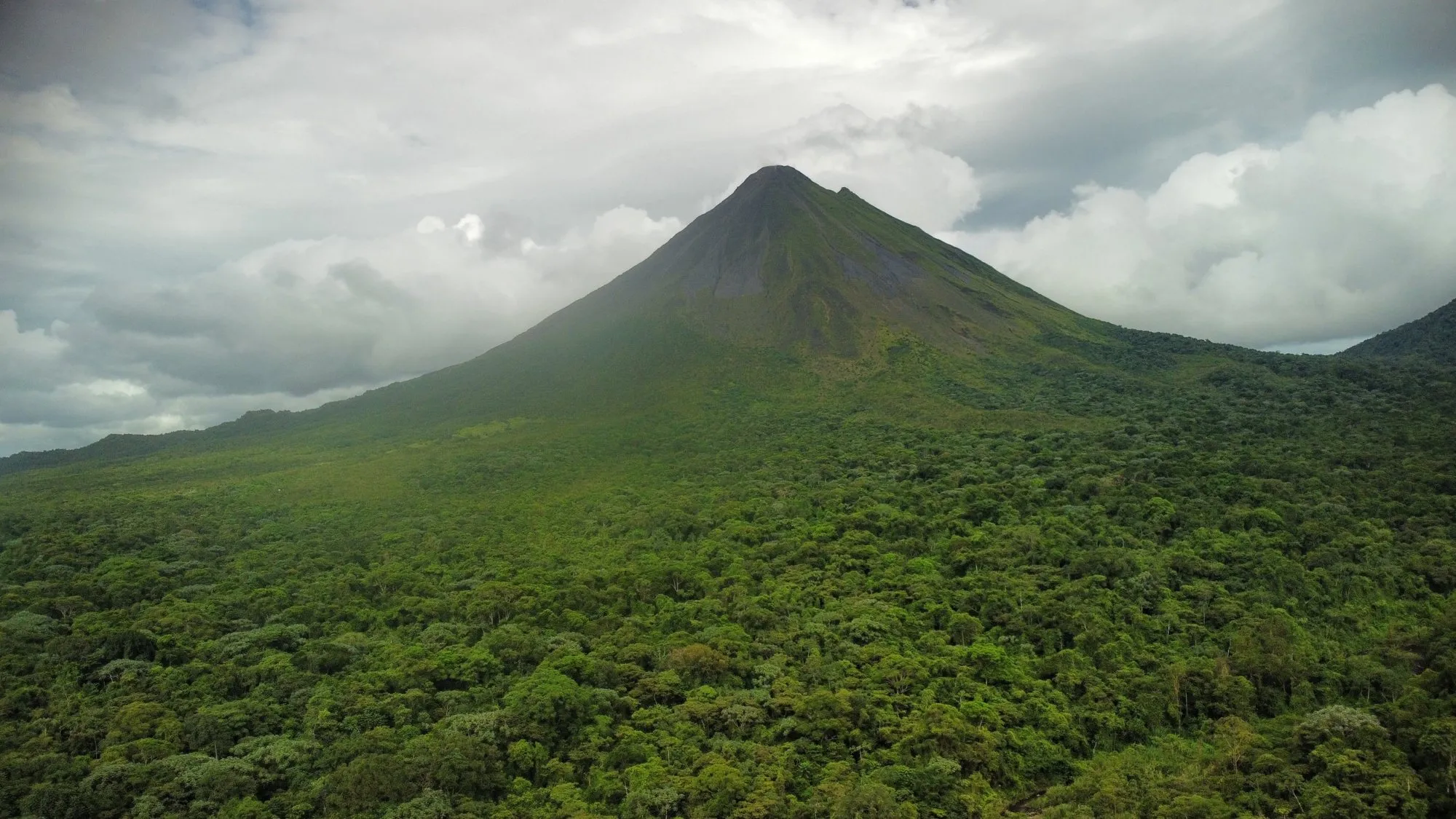 Vulcão coberto de floresta visto de drone