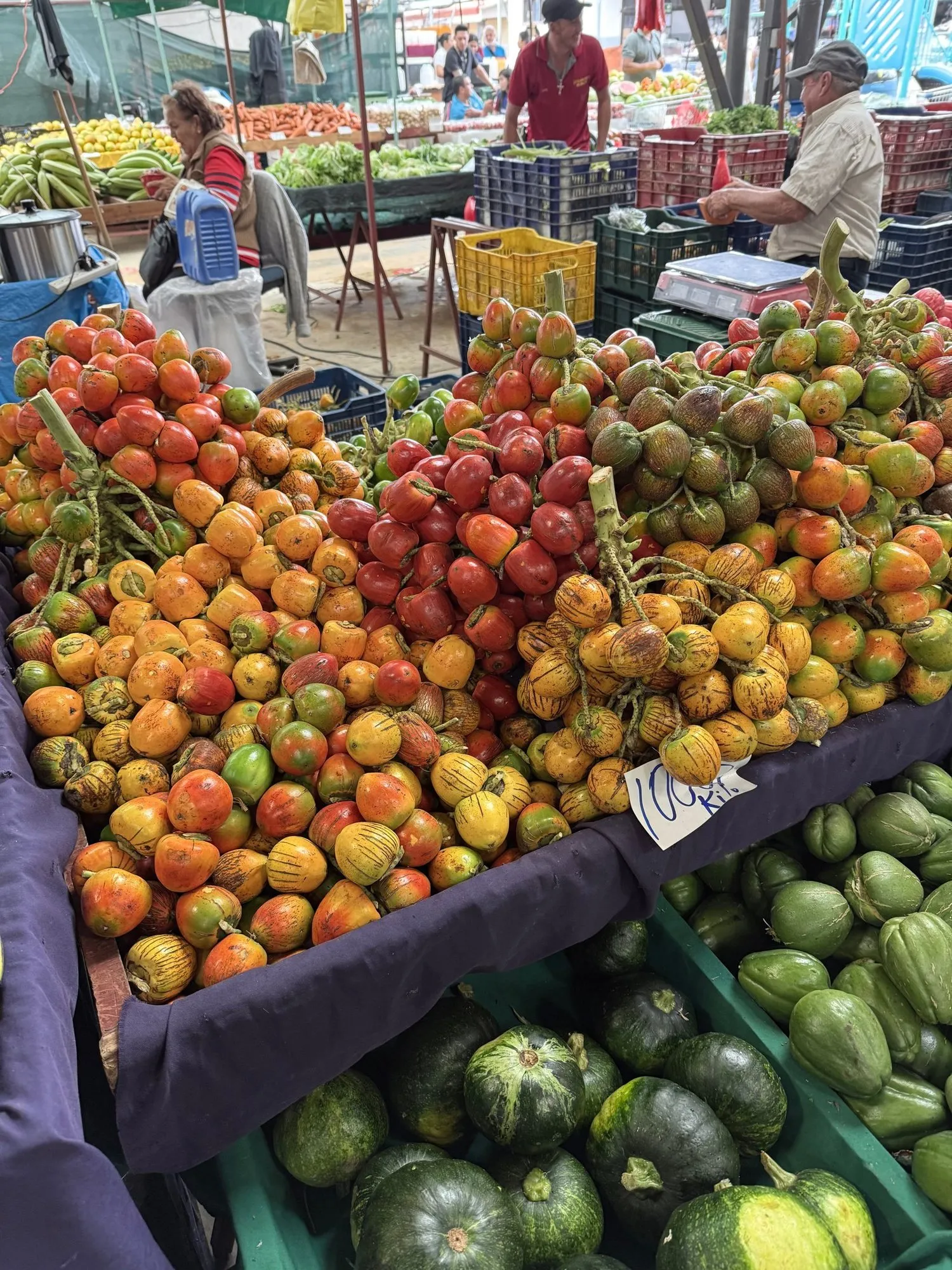 Banca de frutas coloridas em uma feira