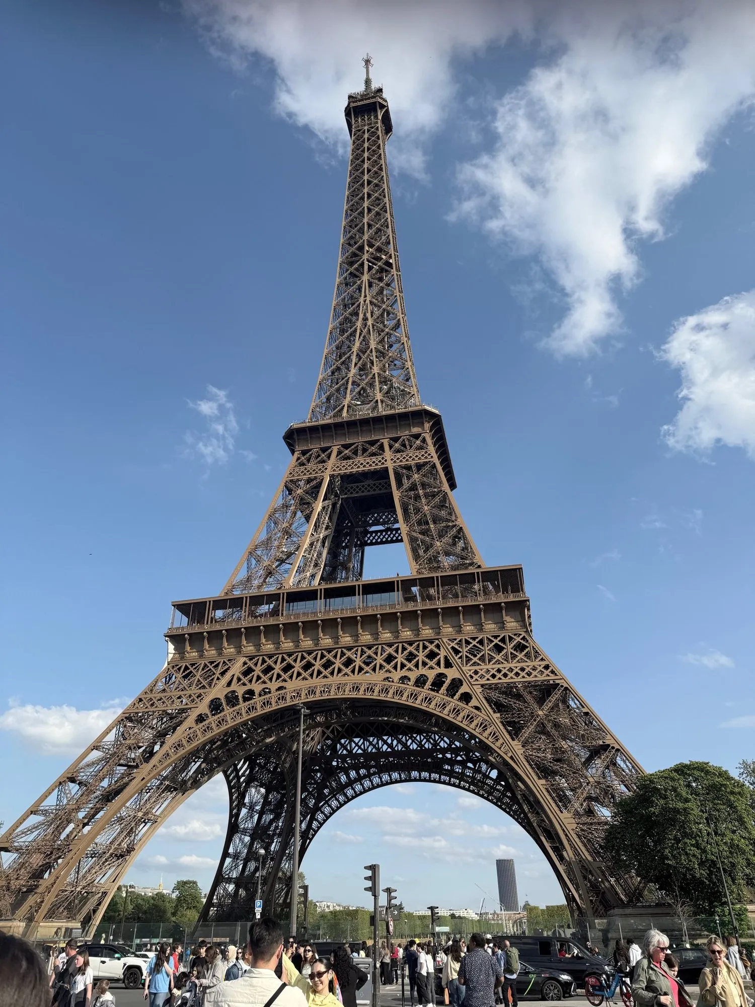 Torre Eiffel vista de baixo, em Paris