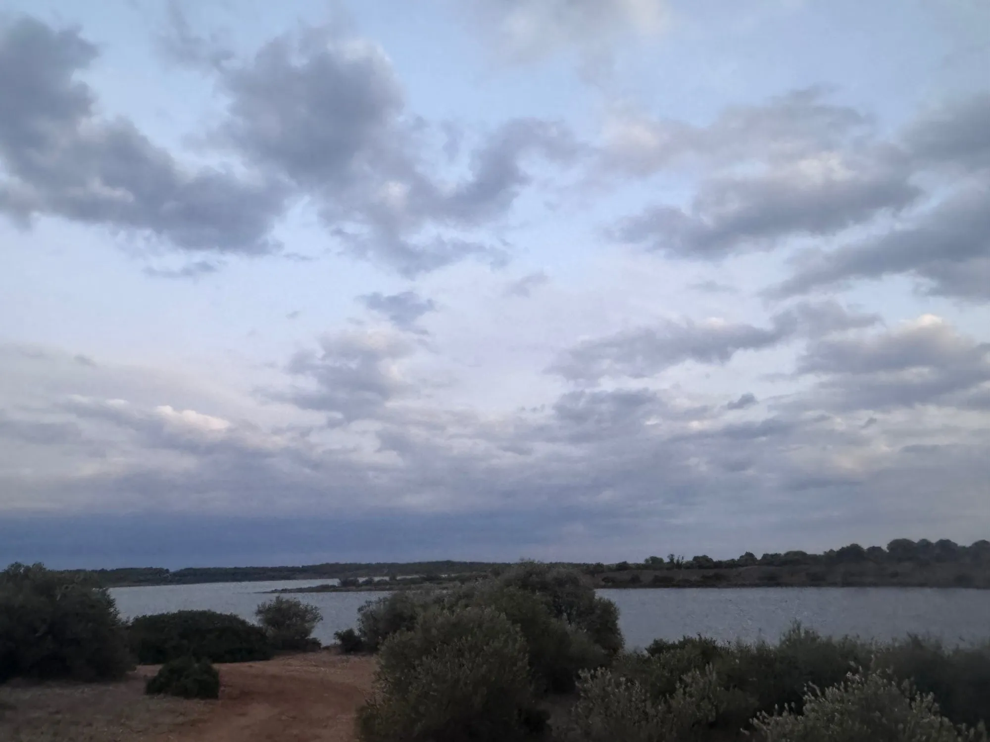Céu nublado sobre a lagoa de Salses-Leucate, no sul da França